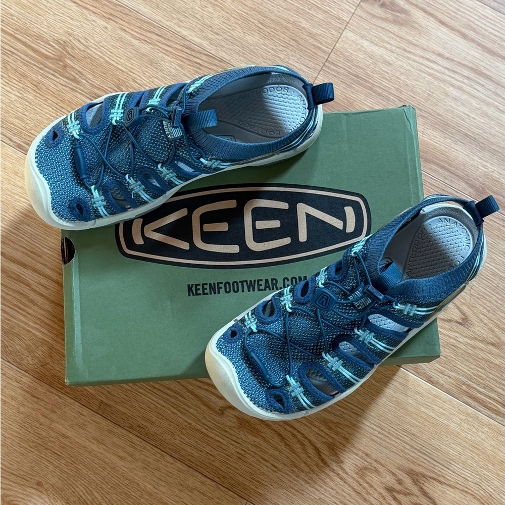 NIB KEEN Women’s Newport H2 hiking and water sandals